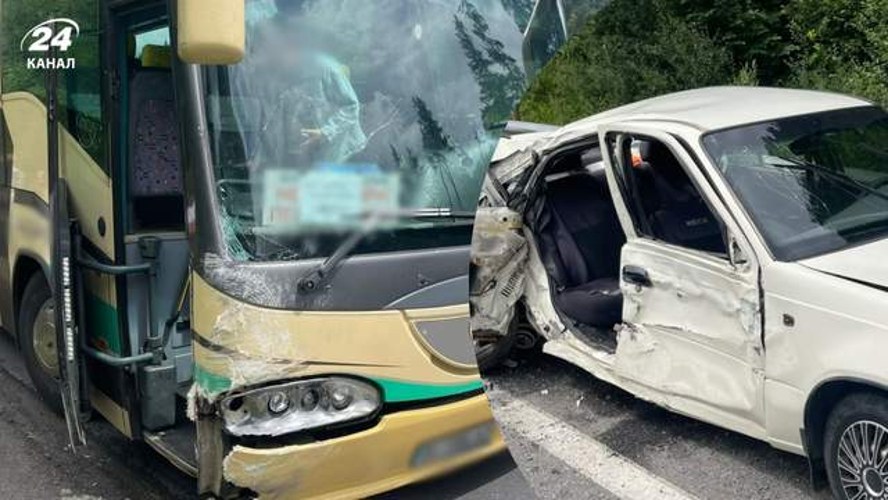 Наслідки зіткнення легкового автомобіля Daewoo Nexia та рейсового автобуса Mercedes-Benz на автодорозі Київ – Чоп у селі