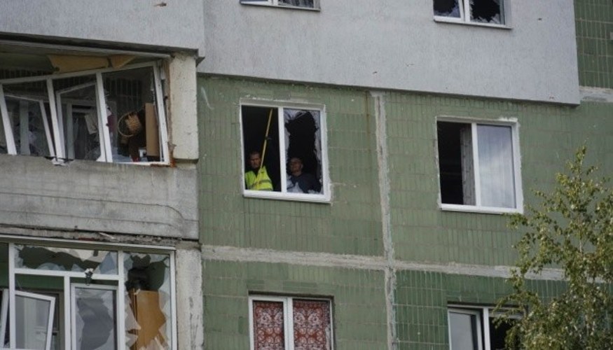Пошкоджені багатоповерхівки і зруйновані автомобілі в Зарічному районі Сум після удару КАБами