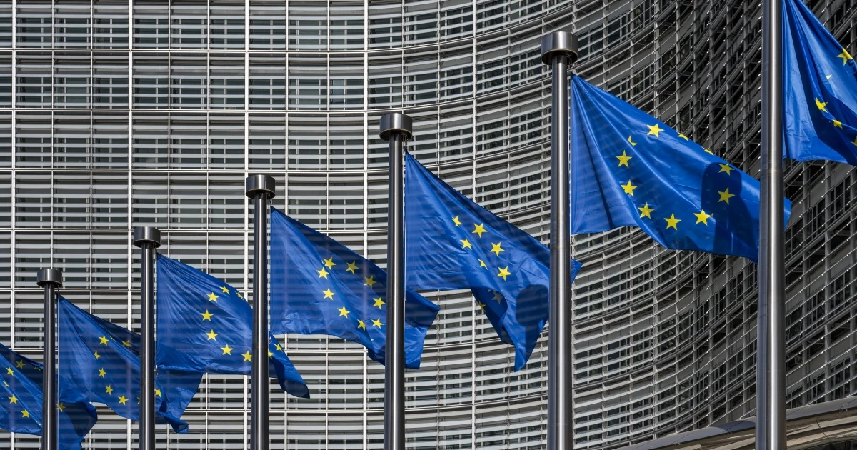 Прапор ЄС поряд із символікою санкційного пакета