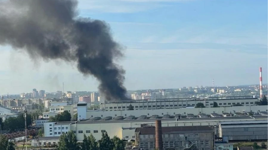 Супутниковий знімок заводу «Авітек» у Кірові з пробитим дахом одного з цехів після удару «Фламінго»