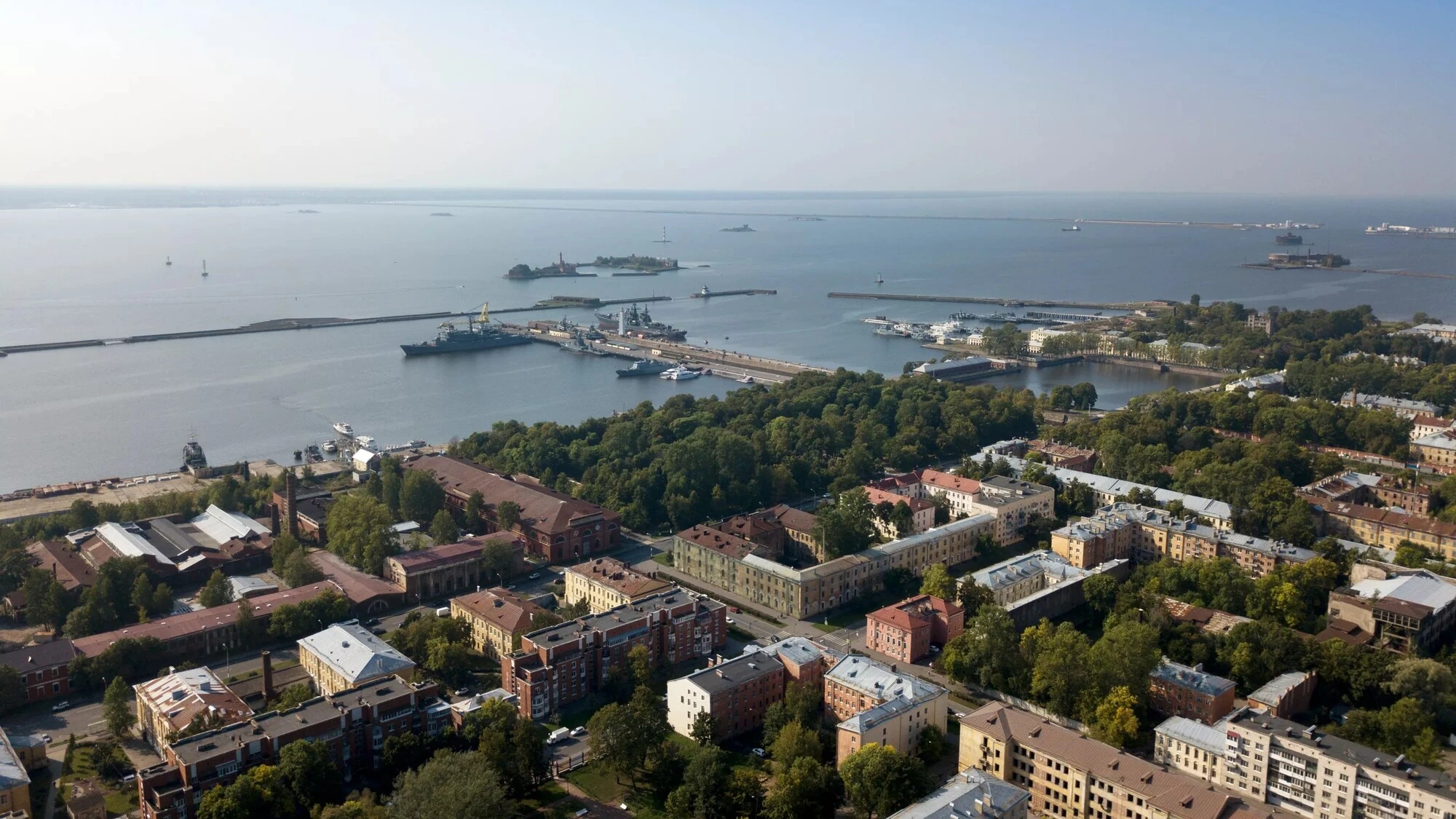 Порівняння супутникового знімка ракетної батареї біля Кронштадта від Planet Labs PBC і відредагованого зображення «Яндекса» з