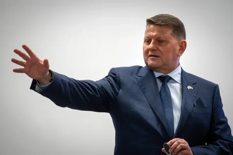 Валерій Залужний під час виступу на нараді послів у Києві