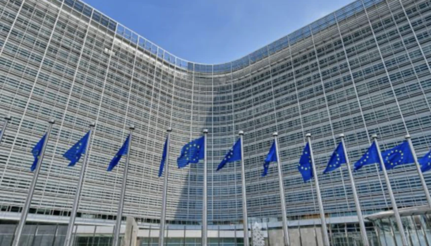 Цифра 6,1 мільярда євро та символіка ЄС на тлі оборонного фінансування