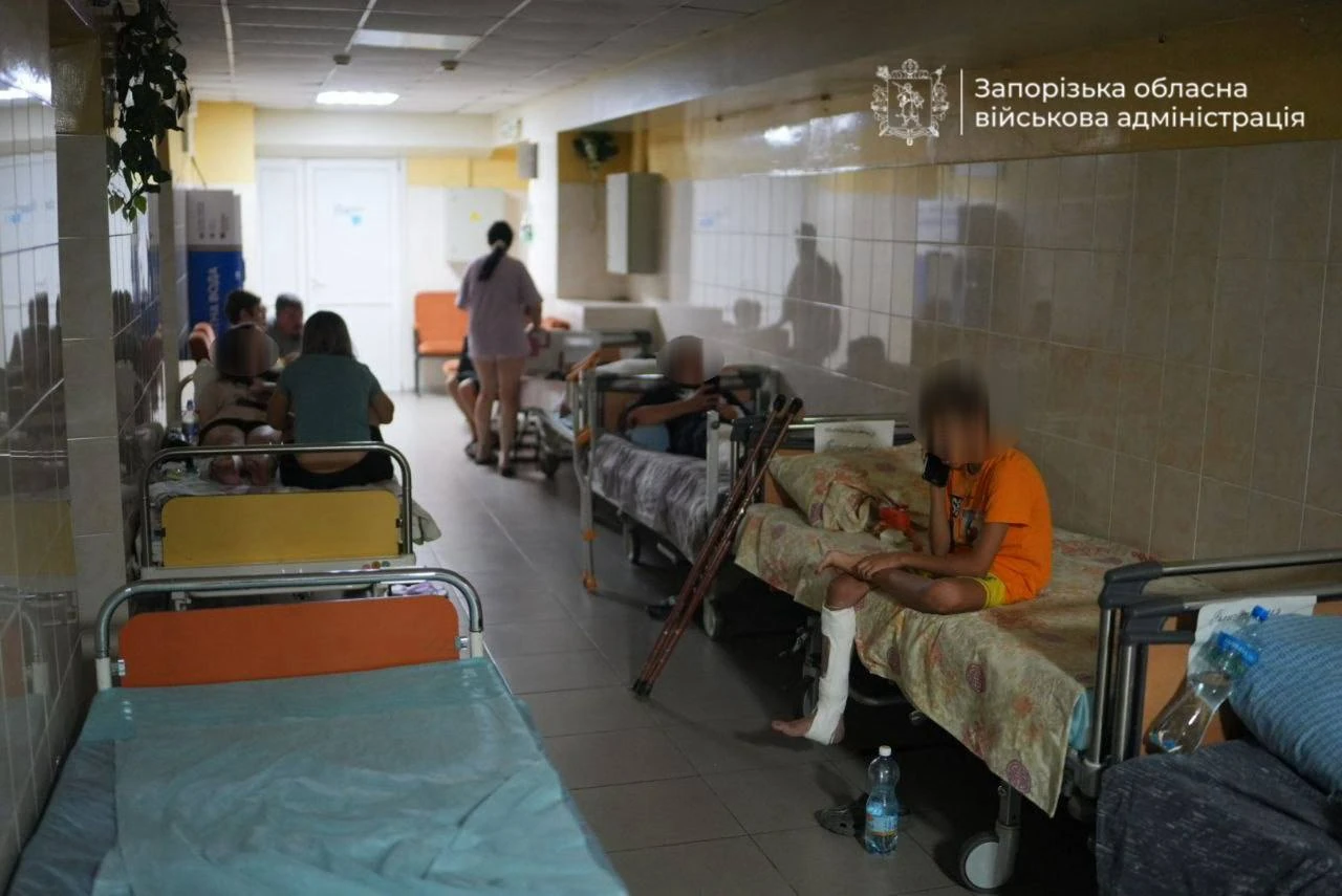 Понівечені фасад і вікна дитячої обласної клінічної лікарні у Запоріжжі після удару 4 серпня (фото Запорізької ОВА)