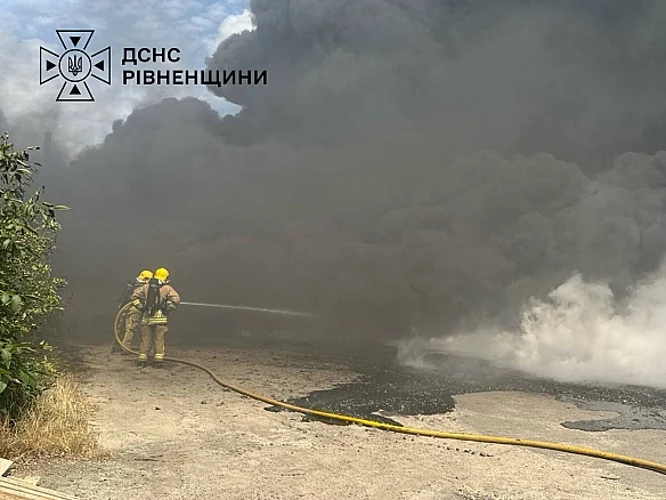 Дим у районі села Варковичі під час гасіння пожежі на пінопластовому заводі