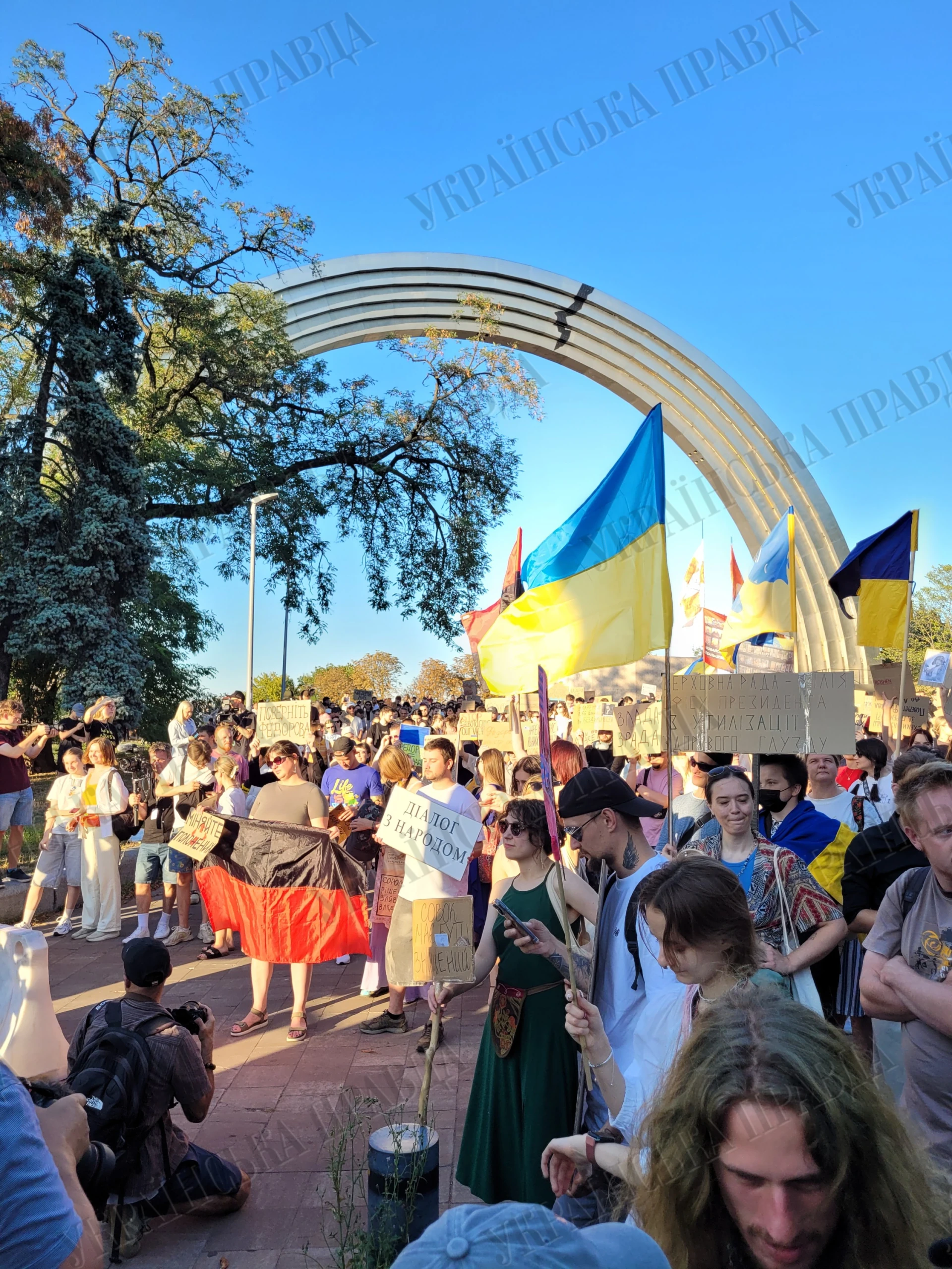 Учасники ходи 16 серпня 2026 року тримають картонки на підтримку Михайла Федорова під час маршу в центрі Києва.