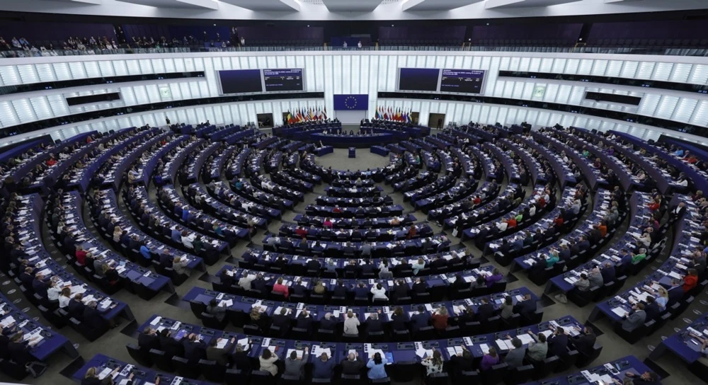 Будівля Європарламенту, прапор ЄС, інфографіка про заморожені російські суверенні активи