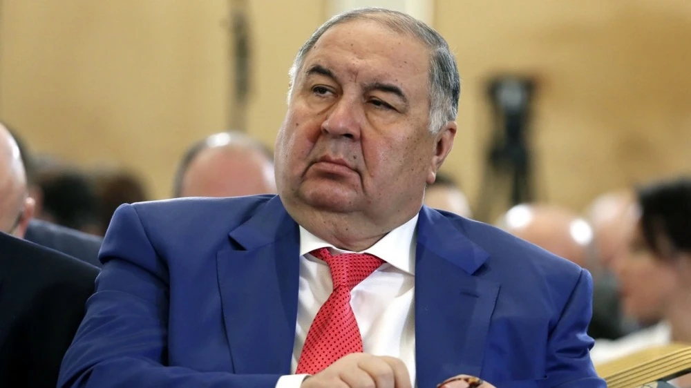 Будівля Ради ЄС у Брюсселі на тлі прапорів Євросоюзу
