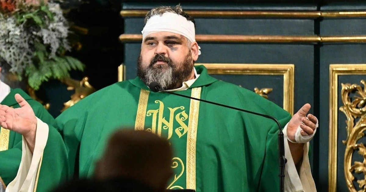 Священник Адріан із забинтованою головою та рукою під час меси в монастирі бенедиктинок у Ярославі